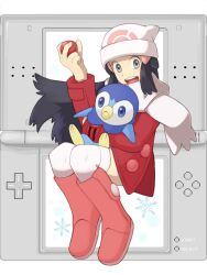  beanie black_hair boots dawn_(pokemon) female hair_ornament handheld_game_console hat holding holding_poke_ball komaiko nintendo_ds open_mouth piplup poke_ball poke_ball_(basic) pokemon pokemon_(creature) pokemon_dppt scarf sitting tegaki thighhighs winter_clothes 