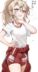  alternate_hairstyle aqua_eyes asymmetrical_bangs blonde_hair blush breasts clothes_around_waist cowboy_shot efe female gym_uniform hair_ornament hairclip hand_on_own_hip highres kasukabe_tsumugi looking_at_viewer mole mole_under_eye oerba_yun_fang open_mouth ponytail red_shorts shirt short_sleeves shorts sidelocks simple_background skin_fang small_breasts smile solo sweat translation_request voicevox white_background white_shirt wiping_sweat 