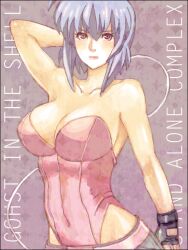  arm_up black_gloves breasts commentary copyright_name female fingerless_gloves ghost_in_the_shell gloves kusanagi_motoko leotard looking_at_viewer medium_hair purple_hair red_eyes solo warai white_leotard 