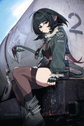  animal_ears artist_name black_gloves black_hair blue_sky brown_pantyhose brown_thighhighs closed_mouth female fingerless_gloves fur-trimmed_jacket fur_trim gloves green_eyes green_jacket harunaki highres jacket jane_doe_(zenless_zone_zero) long_hair looking_at_viewer mouse_ears mouse_girl mouse_tail multicolored_hair outdoors pantyhose red_hair single_leg_pantyhose single_thighhigh sitting sky smile solo tail thighhighs two-tone_hair zenless_zone_zero 