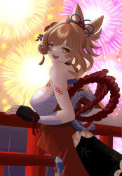  aerial_fireworks arm_tattoo bandaged_arm bandages black_gloves blonde_hair chest_sarashi chest_tattoo choker cowboy_shot female fence fingerless_gloves fireworks flower_tattoo genshin_impact gloves hadanugi_dousa hair_ornament highres japanese_clothes kimono looking_at_viewer looking_back medium_hair open_mouth orange_kimono red_choker rolltamana rope sarashi shimenawa single_glove smile solo tattoo teeth upper_teeth_only yellow_eyes yoimiya_(genshin_impact) yukata 