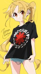  absurdres artist_name black_shirt blonde_hair blue_shorts bocchi_the_rock! clothes_writing commentary_request female highres ijichi_nijika long_hair looking_at_viewer red_eyes shirt short_sleeves shorts side_ponytail solo standing t-shirt very_long_hair yellow_background zetsuyo_chimayo 