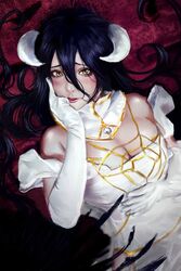  absurdres albedo_(overlord) black_feathers black_wings blush breasts demon_girl demon_horns demon_wings feathered_wings feathers female highres hip_vent horns lips long_hair looking_at_viewer low_wings overlord_(maruyama) photoshop_(medium) short_hair slit_pupils solo very_long_hair very_short_hair wings wo_jiushi_kanbudong yellow_eyes 