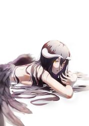  albedo_(overlord) black_feathers black_wings breast_press demon_girl demon_horns feathered_wings feathers female highres horns long_hair looking_at_viewer low_wings lying on_stomach one_eye_closed overlord_(maruyama) slit_pupils solo utt_haru white_background white_horns wings yellow_eyes 