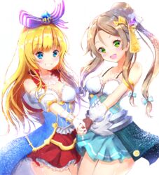  2girls :d atelier_(series) atelier_firis atelier_lydie_&amp;_suelle blonde_hair blue_bow blue_eyes blue_skirt bow brown_gloves brown_hair commentary_request fingerless_gloves firis_mistlud gem gloves green_eyes grin hair_ornament hair_ribbon hairbow high_ponytail holding_hands ilmeria_von_leinweber long_hair looking_at_viewer multiple_girls open_mouth ponytail red_skirt ribbon simple_background skirt smile spaghetti_strap white_background white_gloves ymd_(holudoun) 