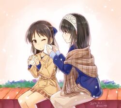  2girls age_difference black_hair blue_eyes blush bow brown_eyes brown_hair commentary_request dated food hairband hairbow idolmaster idolmaster_cinderella_girls long_hair multiple_girls naoharu_(re_barna) napkin one_eye_closed outdoors plaid sagisawa_fumika sandwich shawl sitting tachibana_arisu twitter_username wiping_face 