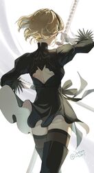  2b_(nier:automata) artist_name ass black_dress black_footwear black_gloves black_thighhighs blindfold commentary_request dress feet_out_of_frame female floating_clothes floating_hair fur-trimmed_sleeves fur_trim gloves highres holding holding_sword holding_weapon ikenotori long_sleeves nier:automata nier_(series) solo sword thighhighs twitter_username weapon white_background 