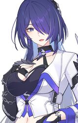  acheron_(honkai:_star_rail) black_choker black_gloves blue_eyes breasts chains choker cleavage commentary_request female gloves halterneck highres honkai:_star_rail honkai_(series) large_breasts long_hair looking_at_viewer midriff multicolored_hair navel open_mouth purple_hair simple_background solo streaked_hair upper_body very_long_hair white_background yumegiwa_(skgl_thx) 