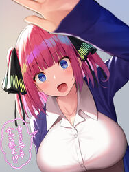  blue_cardigan blue_eyes blunt_bangs blurry blurry_foreground blush breasts butterfly_hair_ornament cardigan commentary female go-toubun_no_hanayome grey_background hair_ornament highres large_breasts long_sleeves medium_hair nakano_nino oekakizuki open_mouth pink_hair shirt simple_background solo speech_bubble sweat translation_request two_side_up upper_body white_shirt 