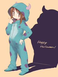  brown_eyes brown_hair closed_mouth commentary_request cosplay expressionless female flying_sweatdrops full_body hand_on_own_hip happy_halloween highres horns james_p._sullivan james_p._sullivan_(cosplay) long_hair looking_at_viewer monsters_inc. okano_kei okayparium onesie shadow solo standing yuyushiki zipper zipper_pull_tab 