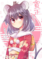  animal_ears animal_on_head artist_name blush chinese_zodiac commentary_request dated dowsing_rod egasumi female flower grey_hair hair_ornament hairclip highres hikawa_shou japanese_clothes kimono looking_at_viewer medium_hair mouse_(animal) mouse_ears mouse_on_head mouse_tail nazrin on_head red_eyes red_kimono solo tail tail_wagging touhou translated upper_body white_background year_of_the_rat 