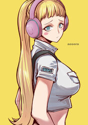  aosora2823 artist_name blonde_hair blue_eyes blush_stickers closed_mouth commentary crop_top cropped_shirt female headphones hibari_(one_piece) highres long_hair looking_at_viewer low_ponytail midriff one_piece ponytail short_sleeves simple_background solo yellow_background 