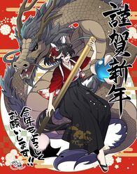  animal_ears black_hair blue_eyes calligraphy_brush chinese_zodiac commentary_request dragon egasumi female floral_print hair_between_eyes hakama highres holding holding_calligraphy_brush holding_paintbrush horse_ears horse_girl horse_tail japanese_clothes katsuragi_ace_(umamusume) looking_at_viewer medium_hair multicolored_background multicolored_hair open_mouth oshiri_no1 oversized_object paintbrush red_background sandals scales smile solo streaked_hair tail teeth umamusume upper_teeth_only white_hair year_of_the_dragon 