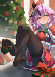  absurdres black_hair black_pantyhose blush bow bowtie box christmas christmas_tree dai_mao_xuan_yi feather_hair_ornament feathers feet female fur-trimmed_gloves fur_trim gift gift_box gloves green_bow green_bowtie hair_ornament highres lan_(tower_of_fantasy) long_hair looking_at_viewer multicolored_hair no_shoes pantyhose pink_hair red_gloves solo streaked_hair thighband_pantyhose toes tower_of_fantasy yellow_eyes 