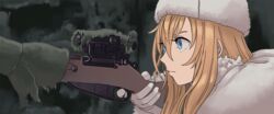  aiming battle_of_stalingrad blonde_hair blue_eyes bolt_action commentary enemy_at_the_gates female fur_hat genderswap_(mtf) girls&#039;_frontline gloves gun hat holding holding_gun holding_weapon long_hair mosin-nagant mosin-nagant_(girls&#039;_frontline) mosin-nagant_(mod3)_(girls&#039;_frontline) parody real_life rifle rule_63 scene_reference scope solo tab_(tabkun) ushanka vasily_zaytsev weapon white_gloves white_hat world_war_ii 