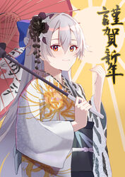  absurdres alternate_costume black_flower blue_bow bow fate/grand_order fate_(series) female flower grey_hair hair_flower hair_ornament hairbow happy_new_year highres holding holding_umbrella japanese_clothes kimono long_hair looking_at_viewer motukan new_year oil-paper_umbrella orange_eyes print_kimono slit_pupils solo tomoe_gozen_(fate) translated umbrella 