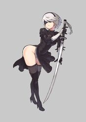  2b_(nier:automata) ass bad_id bad_pixiv_id black_blindfold black_footwear black_gloves black_hairband blindfold boots closed_mouth female gloves grey_background grey_hair grey_thighhighs hairband high_heel_boots high_heels highres holding holding_sword holding_weapon iver_(reviolet) katana mole mole_under_mouth nier:automata nier_(series) puffy_sleeves see-through short_hair simple_background solo sword thigh_boots thighhighs turtleneck weapon 