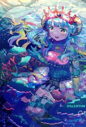  8-bit aqua_eyes aqua_hair coral_reef crown digital_dissolve female futaba_sana goat_horns highres horns magia_record:_mahou_shoujo_madoka_magica_gaiden magical_girl mahou_shoujo_madoka_magica pixel_crown scanline_hair smile solo totte underwater uwasa_no_sana 