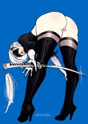  2b_(nier:automata) ass blue_background female looking_at_viewer nier:automata nier_(series) ninixella sword virtuous_contract weapon white_hair 