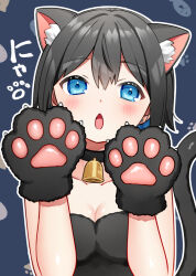  animal_ear_fluff animal_ears animal_hands bare_shoulders bell black_choker black_gloves black_hair blue_background blue_eyes blush breasts cat_ears cat_girl cat_tail chestnut_mouth choker cleavage collarbone commentary_request female gloves hair_between_eyes hands_up highres indie_virtual_youtuber kemonomimi_mode kurata_rine kuratarine looking_at_viewer medium_breasts neck_bell open_mouth outline paw_gloves solo tail translation_request upper_body virtual_youtuber white_outline 