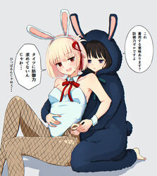  2girls absurdres alternate_costume animal_costume animal_ears bare_shoulders black_hair blonde_hair blush bob_cut breasts cleavage commentary_request detached_collar fake_animal_ears feet_out_of_frame fishnet_pantyhose fishnets full_body futaba_(rei-futaba) grey_background hand_on_another&#039;s_stomach highres inoue_takina kneeling leotard lycoris_recoil medium_breasts multiple_girls neck_ribbon nishikigi_chisato open_mouth pantyhose playboy_bunny purple_eyes rabbit_costume rabbit_ears red_eyes red_ribbon ribbon short_hair simple_background sitting speech_bubble strapless strapless_leotard translation_request wing_collar wrist_cuffs yuri 