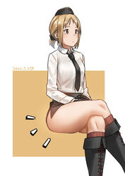  black_gloves black_necktie black_skirt blonde_hair boots breasts chinese_commentary collared_shirt commentary_request crossed_legs female garrison_cap girls&#039;_frontline gloves hands_on_lap hat highres invisible_chair knee_boots mp40_(girls&#039;_frontline) necktie pencil_skirt ponytail shirt short_ponytail simple_background sitting skirt small_breasts solo thick_thighs thighs triangle_bullet white_shirt yellow_eyes 