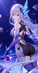  ass bare_shoulders breasts closed_mouth commentary cowboy_shot elbow_gloves female genshin_impact gloves grey_hair hair_ornament highres lightria long_hair looking_at_viewer medium_breasts pink_eyes purple_gloves purple_thighhighs skirk_(genshin_impact) solo standing thighhighs thighs very_long_hair 