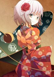  alternate_costume asa_no_ha_(pattern) bad_id bad_pixiv_id bow dise_(psychoro) eyeball female floral_print flower green_eyes grey_hair hair_flower hair_ornament highres japanese_clothes kikumon kimono komeiji_koishi looking_back obi orange_kimono red_flower red_rose rose sash seigaiha shippou_(pattern) short_hair smile solo third_eye touhou 