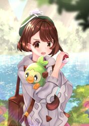  :d animal artist_name babycado bad_id bad_pixiv_id bag brown_eyes brown_hair cardigan day female gloom_(pokemon) gloria_(pokemon) green_headwear grey_cardigan grookey hand_on_own_hip hat holding holding_animal holding_poke_ball holding_pokemon long_sleeves looking_at_viewer open_mouth outdoors poke_ball poke_ball_(basic) pokemon pokemon_(creature) pokemon_swsh short_hair smile standing tam_o&#039;_shanter water watermark 