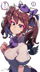  black_wings blush bow bowtie breasts brown_hair carte closed_mouth collared_shirt commentary_request detached_wings eyeliner feathered_wings female hairbow hat himekaidou_hatate looking_at_viewer makeup medium_bangs medium_hair partially_unbuttoned pink_eyeliner pointy_ears puffy_short_sleeves puffy_sleeves purple_bow purple_bowtie purple_hat shirt short_sleeves simple_background smile solo sparkle tokin_hat touhou translation_request twintails upper_body white_background white_shirt wings 