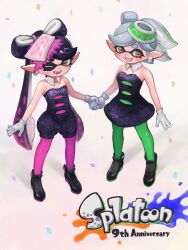  2girls ;d anniversary bare_shoulders black_dress black_footwear black_hair black_jumpsuit bow-shaped_hair breasts callie_(splatoon) cleavage confetti copyright_name cousins cross-shaped_pupils detached_collar dress earrings fangs food food_on_head gloves gradient_hair green_hair green_pantyhose grey_hair grin highres holding_hands inkling jewelry jumpsuit legs_apart long_hair marie_(splatoon) mole mole_under_eye multicolored_hair multiple_girls object_on_head oekakirisuke one_eye_closed open_mouth pantyhose pink_hair pink_pantyhose pointy_ears shadow short_eyebrows short_hair short_jumpsuit smile splatoon_(series) splatoon_1 standing strapless strapless_dress symbol-shaped_pupils tentacle_hair two-tone_hair white_gloves yellow_eyes 