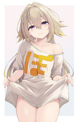  absurdres bare_shoulders blonde_hair breasts brown_hair closed_mouth clothes_writing collarbone commentary_request female grey_background groin hair_between_eyes hair_intakes head_tilt highres ieiri_popo long_hair multicolored_hair nanashi_inc. off_shoulder purple_eyes shirt shirt_hold short_sleeves small_breasts smile solo streaked_hair temari_rin two-tone_background very_long_hair white_background white_shirt 