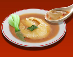  chinese_spoon food food_focus garnish no_humans original plate realistic red_background shark_fin_soup simple_background soup spoon still_life toshi_(hokkaido2015) vegetable 