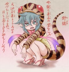  49894989-4989 feet female fingernails geta gradient_neck_ribbon gradient_ribbon green_eyes grey_hair hair_between_eyes hood hoodie kanji kemono_friends neck_ribbon open_mouth pink_ribbon purple_ribbon ribbon sandals short_hair snake_print snake_tail solo squatting striped_clothes striped_hoodie striped_tail tail teeth toenails toes translation_request tsuchinoko_(kemono_friends) upper_teeth_only 