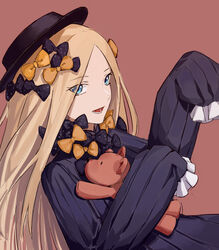  :d abigail_williams_(fate) arm_up black_bow black_dress black_hat blonde_hair blue_eyes bow brown_background commentary_request dress eyes_visible_through_hair fate/grand_order fate_(series) female forehead hairbow hat highres hugging_object long_hair long_sleeves looking_at_viewer open_mouth orange_bow parted_bangs polka_dot polka_dot_bow simple_background sleeves_past_fingers sleeves_past_wrists smile solo stuffed_animal stuffed_toy teddy_bear upper_body veolia 