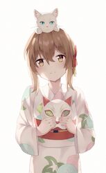  aimh animal animal_on_head bad_id bad_pixiv_id blue_eyes brown_eyes brown_hair cat_on_head commentary_request feline female floral_print highres japanese_clothes kimono looking_at_viewer mask miyo_sasaki nakitai_watashi_wa_neko_wo_kaburu obi on_head sash short_hair simple_background smile standing taro_(nakitai_watashi_wa_neko_wo_kaburu) unworn_mask white_background white_cat yukata 