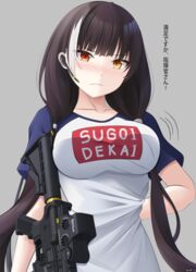  alternate_costume arm_behind_back assault_rifle black_hair blush breasts closed_mouth clothes_writing collarbone colt_9mm_smg commentary embarrassed female frown girls&#039;_frontline grey_background gun heterochromia highres keenh large_breasts long_hair looking_at_viewer low_twintails meme meme_attire motion_lines multicolored_hair nose_blush orange_eyes pajamas_challenge_(meme) pulling_back raglan_sleeves red_eyes rifle ro635_(girls&#039;_frontline) romaji_text shirt short_sleeves simple_background solo standing streaked_hair sugoi_dekai t-shirt taut_clothes taut_shirt translated twintails upper_body v-shaped_eyebrows weapon white_shirt 