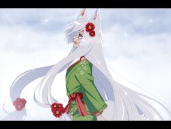  animal_ears commentary_request female flower fox_ears fox_tail green_kimono hair_flower hair_ornament japanese_clothes kimono konshin letterboxed long_hair looking_up open_mouth original pixiv_kitsune_koku shirahi_(konshin) smile solo tail very_long_hair white_hair yellow_eyes yukata 