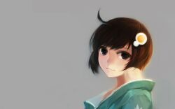  :3 ahoge aqua_kimono araragi_tsukihi bad_id bad_pixiv_id bare_shoulders black_eyes bob_cut brown_hair egg_(food) egg_hair_ornament female food food-themed_hair_ornament fried_egg hair_ornament highres japanese_clothes kimono looking_back monogatari_(series) nisemonogatari off_shoulder short_hair sola7764 solo 