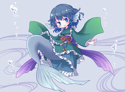  arinu blue_eyes blue_hair blush bubble closed_mouth commentary female fins frilled_kimono frills full_body green_kimono grey_background head_fins japanese_clothes kimono long_sleeves looking_at_viewer mermaid monster_girl purple_sash sash short_hair smile solo touhou wakasagihime wavy_hair wide_sleeves 