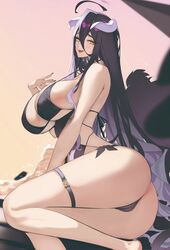  ahoge albedo_(overlord) ass bare_shoulders bikini black_bikini black_hair breasts cleavage demon_girl demon_horns feathered_wings female hareno_chiame highres horns large_breasts long_hair looking_at_viewer open_mouth overlord_(maruyama) smile solo swimsuit thigh_strap thighs wings yellow_eyes 