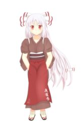  absurdres apron blush bow commentary_request cosplay female fujiwara_no_mokou hairbow highres japanese_clothes long_hair miso_inpakuto mystia_lorelei mystia_lorelei_(cosplay) okamisty red_eyes sandals smile solo tasuki touhou transparent_background very_long_hair white_hair 