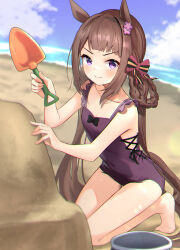  &gt;:) animal_ears bare_arms bare_shoulders beach blue_sky blurry blurry_background blush bow braid brown_hair bucket closed_mouth cloud collarbone commentary_request day depth_of_field female flower hair_flower hair_ornament hair_rings hairbow highres horizon horse_ears horse_girl horse_tail kneeling long_hair low_twintails meyamu ocean one-piece_swimsuit outdoors purple_bow purple_eyes purple_flower purple_one-piece_swimsuit sand sand_sculpture sky smile solo sweep_tosho_(monopolizing_the_chill?)_(umamusume) sweep_tosho_(umamusume) swimsuit tail trowel twintails umamusume v-shaped_eyebrows very_long_hair water 