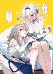  2girls bed black_hairband blue_pupils blush breasts cleavage cleavage_cutout clothing_cutout commentary_request drooling firefly_(honkai:_star_rail) flower green_skirt grey_hair grey_shirt hairband highres holding holding_toy honkai:_star_rail honkai_(series) indoors large_breasts long_hair mouth_drool multiple_girls on_bed on_floor open_mouth purple_eyes shirt simple_background sitting skirt sleeveless sleeveless_shirt sparkling_eyes speech_bubble stelle_(honkai:_star_rail) toy trailblazer_(honkai:_star_rail) translation_request white_hair white_shirt yellow_background yellow_eyes yodare_(3yami8) 