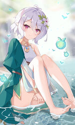  antenna_hair bare_legs barefoot blurry blurry_background blush closed_mouth commentary dress elf feet female flower full_body green_dress hair_between_eyes hair_flower hair_ornament highres hugging_own_legs knees_up kokkoro_(princess_connect!) legs long_sleeves looking_at_viewer pointy_ears princess_connect! red_eyes revision serika shallow_water short_hair single_bare_shoulder sitting smile soles solo toes two-tone_dress water white_dress white_hair 