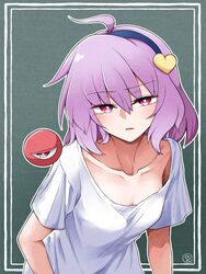  blue_hairband border breasts female green_background hairband heart highres komeiji_satori leaning_forward looking_at_viewer pink_eyes purple_hair scavia10 shirt short_hair short_sleeves solo touhou white_border white_shirt 