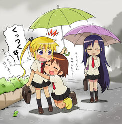  3girls blonde_hair blush brown_hair commentary_request frog goshiki_agiri hair_ribbon holding holding_umbrella kill_me_baby komagoma long_hair multiple_girls necktie open_mouth oribe_yasuna outdoors partial_commentary photoshop_(medium) purple_eyes purple_hair purple_umbrella rain ribbon school_uniform shared_umbrella short_hair skirt sonya_(kill_me_baby) translated twintails umbrella 