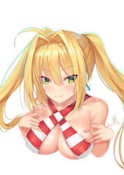  absurdres ahoge bikini blonde_hair blush breasts chinese_commentary commentary_request criss-cross_halter earrings fate/grand_order fate_(series) female green_eyes hair_intakes halterneck highres jewelry large_breasts long_hair looking_at_viewer nero_claudius_(fate) nero_claudius_(swimsuit_caster)_(fate) red_bikini revision simple_background sling_bikini_top smile solo striped_bikini striped_clothes swimsuit twintails upper_body white_background xiao_miao 