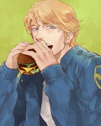  1boy bad_id bad_pixiv_id blonde_hair blue_eyes blue_jacket bomber_jacket burger commentary_request eating food green_background jacket keith_goodman male_focus manly solo suzuki_tsuta tiger_&amp;_bunny upper_body 