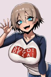  blue_eyes breasts brown_hair cleavage closed_eyes commentary_request female grey_background hair_between_eyes highres large_breasts leaning_forward looking_at_viewer medium_hair nagainegi open_mouth shirt simple_background smile solo star_(symbol) sugoi_dekai t-shirt teeth tongue upper_teeth_only uzaki-chan_wa_asobitai! uzaki_hana 